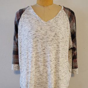 EUC Maurices 3/4 plaid sleeve grey bodied top 2X